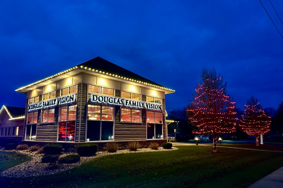 Make your holidays shine with Garpiel Group’s professional Christmas light installation in Frankenmuth, Midland, Saginaw, and Bay City.